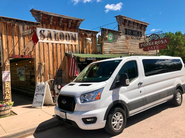 Van Evasion Forever Voyages devant un paysage western dans l'Ouest américain